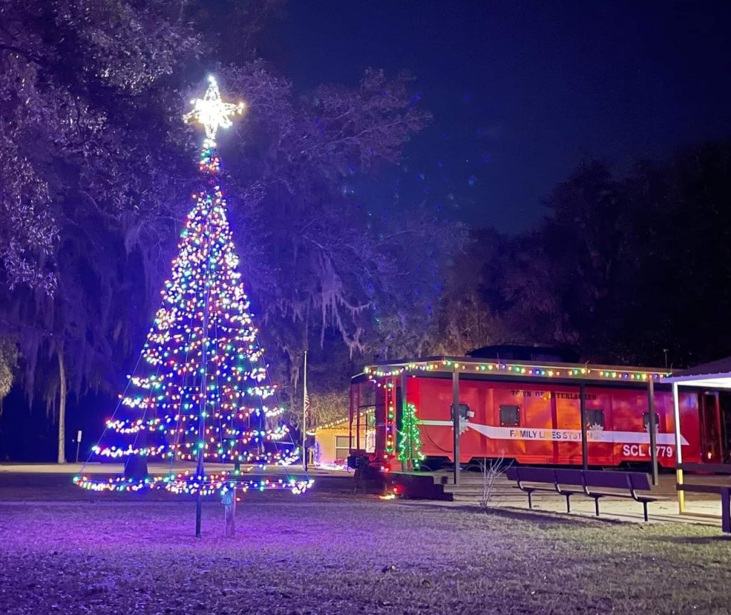 Christmas Tree & Caboose 2022 (2)